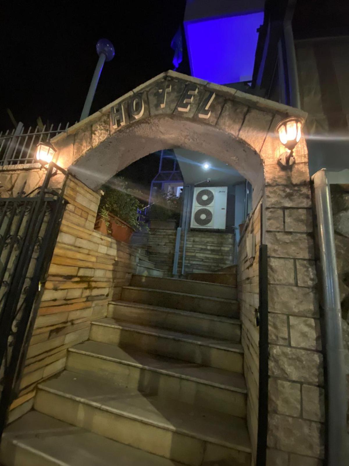 Qiqi Hotel Gjirokastër Esterno foto
